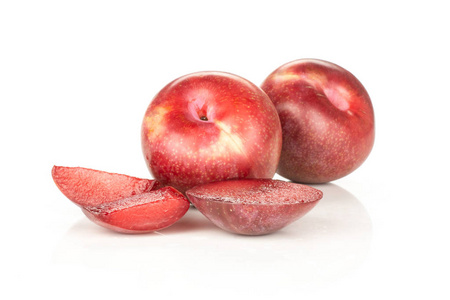 三片新鲜 pluot 种间李子品种组