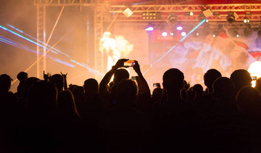 音乐会临近舞台的人群剪影图片