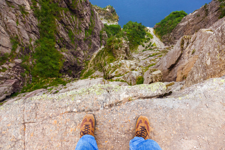 人站在悬崖 Preikestolen 在峡湾 Lysefjord挪威