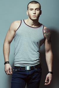 毛利人风格纹身袖套穿着黑色夹克的纹身的帅哥特写肖像和骑自行车的人