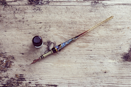 眼镜,砂沙漏和墨水的钢笔插图用墨水瓶和钢笔打开书古代的钢笔, 墨水