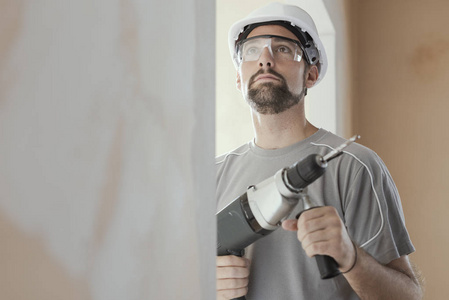 专业建筑工人用钻头, 他戴着安全帽和护目镜