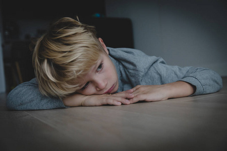 悲伤少年在家图片