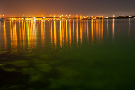 陶朗加海港大桥和周边的灯光照亮夜空和海港