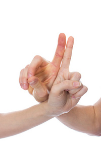 女孩与男孩显示迹象竖起大拇指。手指妇女和男子