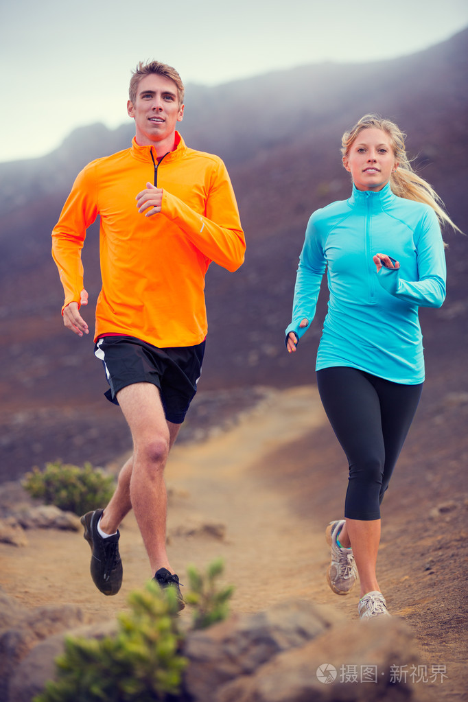 健身运动对夫妇跑跑步外的小路上