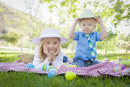 可爱的小弟弟和妹妹欣赏他们以外的复活节彩蛋