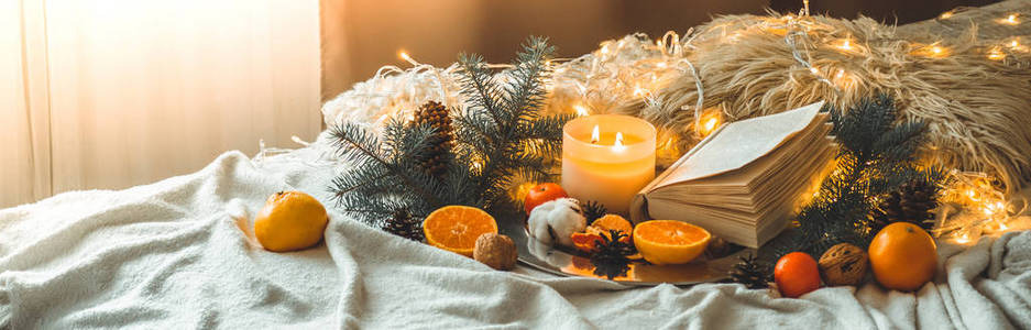 书籍和橘子在冬季组成, 圣诞树, 蜡烛, 圆锥, 棉花, 肉桂。新年和圣诞节的象征
