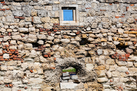老石头墙与窗口