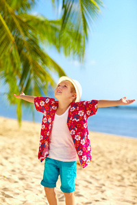 年轻时尚男孩喜欢生活在热带的海滩上