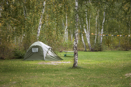 帐篷反对森林背景, 野营阵营, 徒步旅行的概念