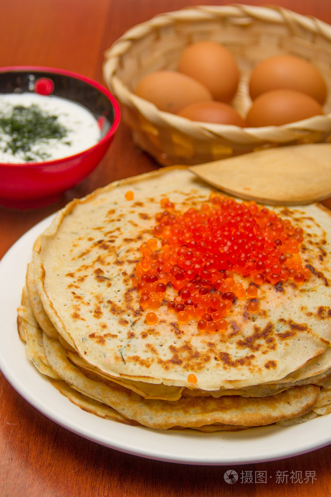 与鱼子酱煎饼