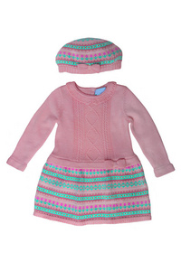 儿童衣服。一个美丽的粉红色明亮的女孩的礼服和帽子与彩色图案隔离在白色背景。儿童时尚