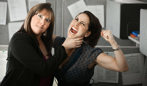 两个字的组队名两个女人吵架照片