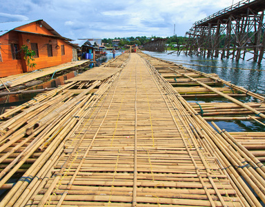 竹桥过河