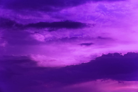 紫罗兰色的天空与云彩, 霓虹灯戏剧性背景