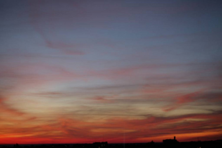 火热的橙色夕阳天空。美丽的天空。自然背景