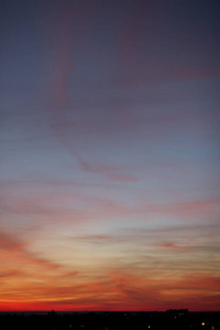 火热的橙色夕阳天空。美丽的天空。自然背景