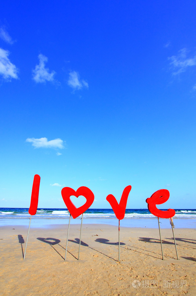 爱在海滩上的标志
