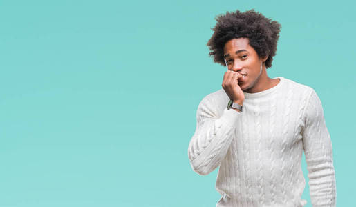 非裔美国人在孤立的背景下, 看着压力和紧张的嘴咬指甲的手.