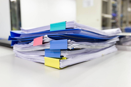工作室中表上的文件文件夹和业务报表文件栈, 办公室概念文件