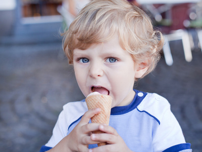 小小的小孩男孩在锥吃冰淇淋