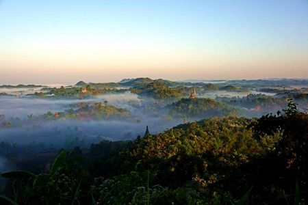 Mrauk U 是缅甸考古北部的重要城镇。从1430年直到 1785, 它是 Mrauk U 王国的资本, 最重要和强有力的开的