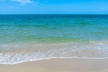 泰国海边夏日蓝天上的柔和波浪