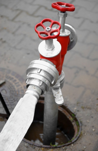 软管连接到红色消防栓