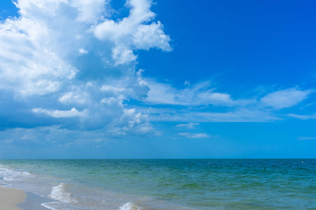 泰国海边夏季蓝天白云的柔和波浪