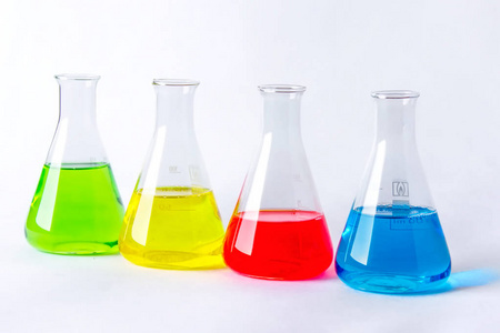 四实验室烧瓶与五颜六色的液体查出的白色
