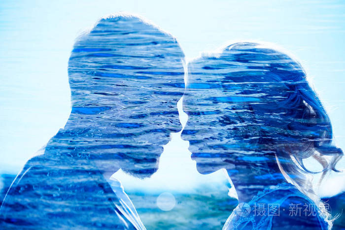 男人和女人的爱和拥抱亲密的关系和爱完美的情侣双曝光照片在花和水的