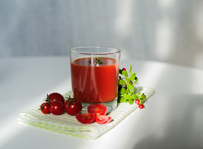 樱桃西红柿和果汁