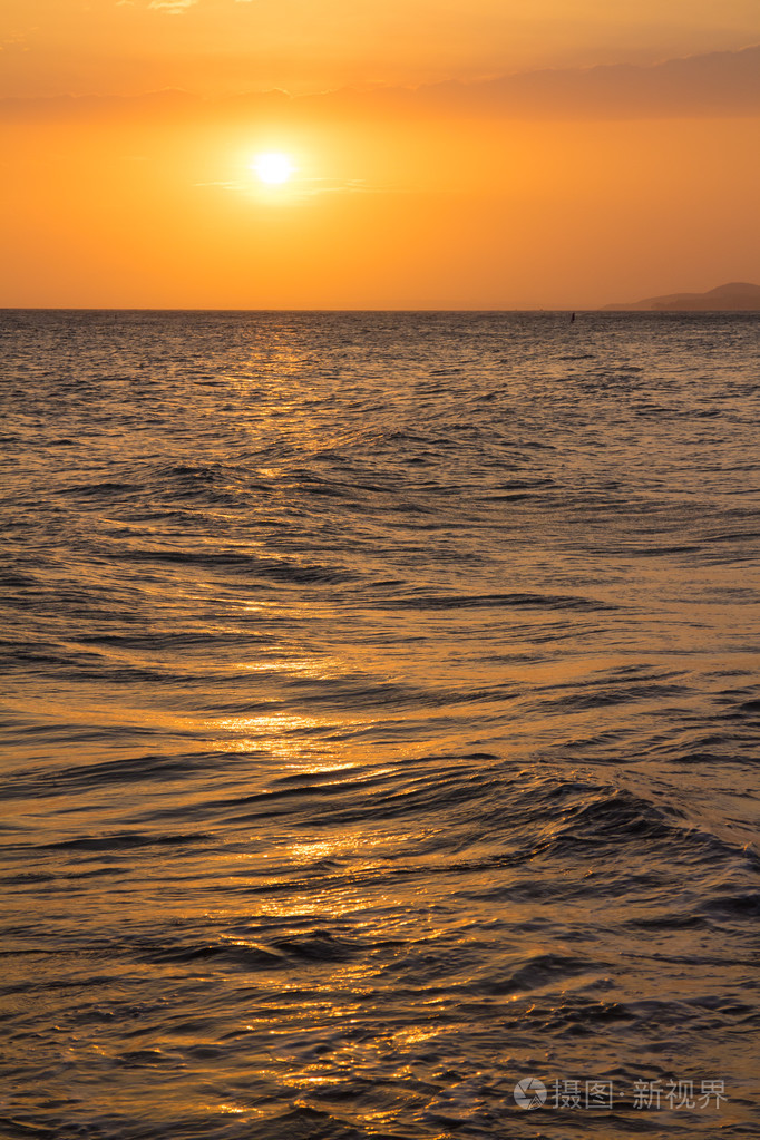 风平浪静的大海上落日照片-正版商用图片0a7eqs-摄图新视界