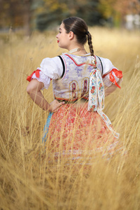 年轻美丽的斯洛伐克妇女在传统服装