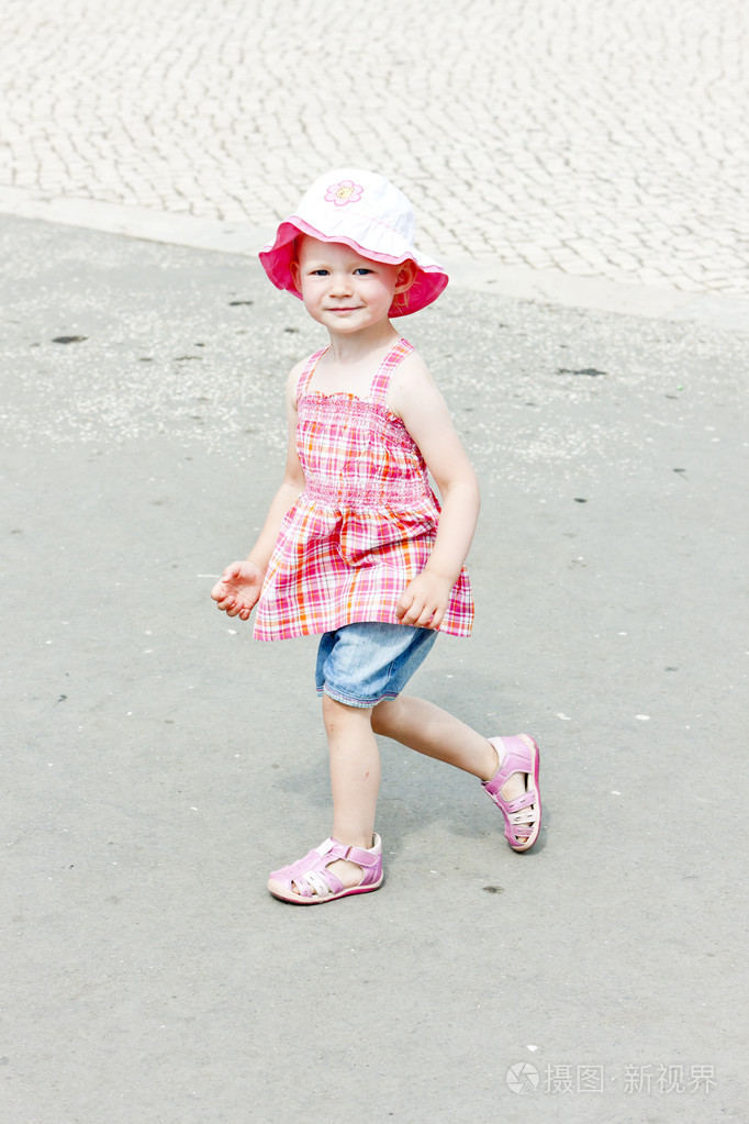 小女孩在步行