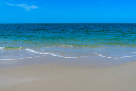 泰国海边夏日蓝天上的柔和波浪