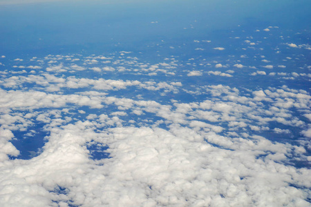 天空和云彩和在飞机窗口看到的景色