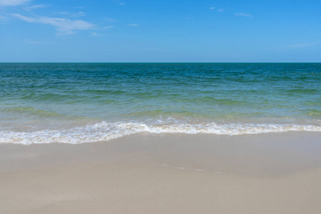 泰国海边夏日蓝天上的柔和波浪