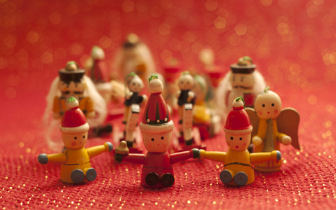 圣诞玩具 圣诞树饰品红色背景上