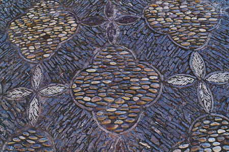 在路面上的花园中铺设鹅卵石的古老图案照片