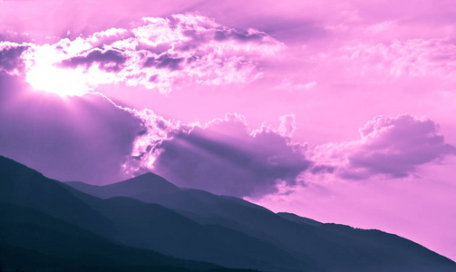 美丽的神秘山脉日落景色。神秘的高山早晨, 日出在紫罗兰色和粉红色的颜色