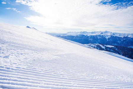 冬季滑雪赛道和高加索山