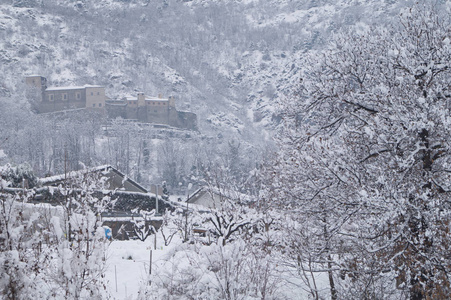 冬天下雪的山峰全景