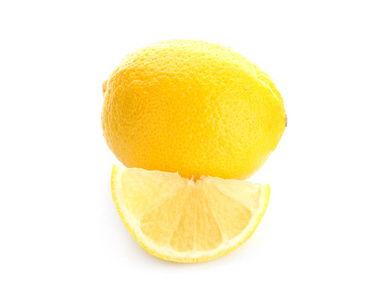 成熟的柠檬和片白色背景