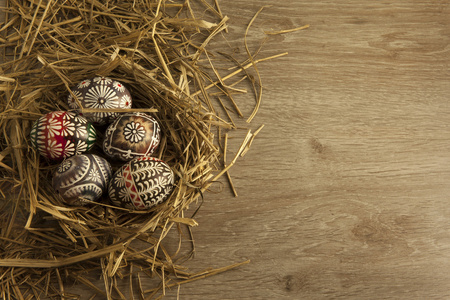 巢木制背景上的复活节彩蛋