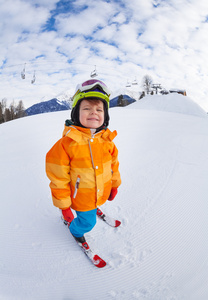 小男孩戴滑雪面罩和滑雪