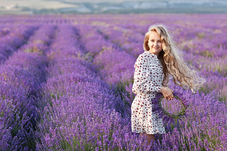 小女孩薰衣草图片