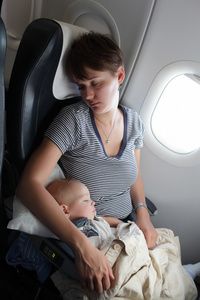 母亲与婴儿在飞机