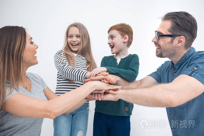 幸福的家庭显示他们的团结